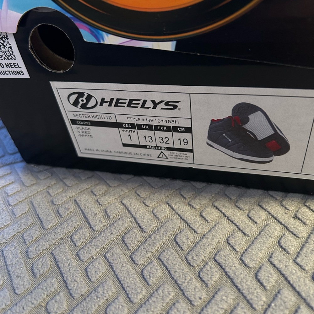 Heelys Black and White with Red accents - Picture 3 of 5